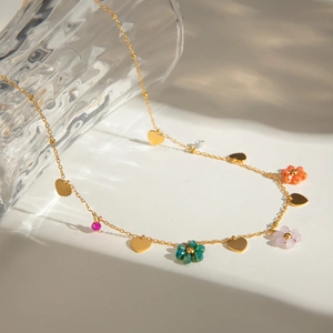 Goldkette mit bunten Perlenblumen und polierten Herzanhängern für Damen Mode