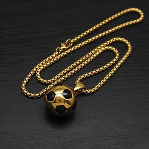 Collier pendentif football en acier inoxydable doré et émail noir bijoux sport homme