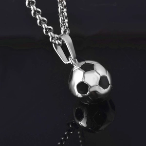 Collier avec pendentif ballon de foot argenté et émail noir sur une chaîne métallique