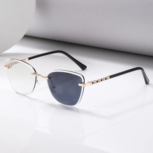 Fashionable cat-eye photochromic sunglasses with rhinestone metal temples and rimless design
