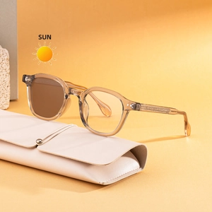 Lunettes de soleil photochromiques à monture ambre avec étui en cuir sur fond jaune