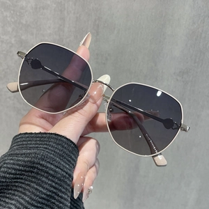 Fashion square polarized sunglasses with cream hexagonal frames and silver metal accents