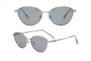 Détail des lunettes de soleil polarisées œil de chat avec monture en argent et verres gris