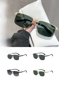 Détail macro de lunettes de soleil carrées polarisées avec branches en métal et dimensions