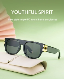 Détail de lunettes de soleil carrées noires avec accents dorés et étui en cuir crème