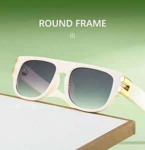 Détail de lunettes de soleil carrées avec monture crème et charnières dorées chic
