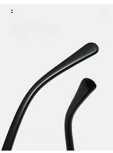 Vista macro dettagliata delle aste degli occhiali nere lucide con design ergonomico