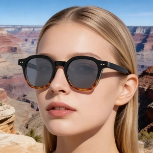 Lunettes De Soleil Carrées Rétro Femmes Hommes Protection UV400 Monture PC Rivets Métalliques Mode Voyage