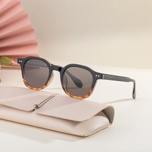Lunettes de soleil carrées rétro avec monture dégradée et étui de protection en cuir