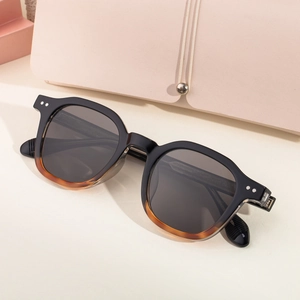 Lunettes de soleil carrées femme monture noir et écaille avec verres gris foncé