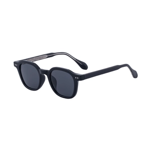 Lunettes de soleil carrées noires pour femme avec rivets argentés et verres foncés