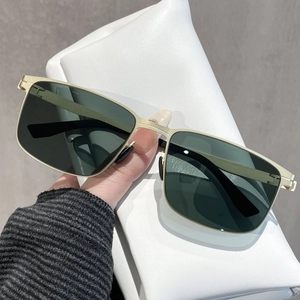 Lunettes de soleil polarisées carrées pour hommes avec monture en métal doré et verres