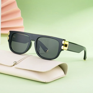 Lunettes de soleil carrées oversize noires avec charnières dorées et étui en cuir