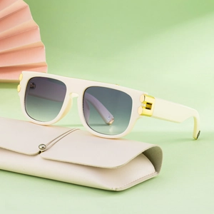 Lunettes de soleil carrées blanc crème avec verres dégradés et étui en cuir assorti