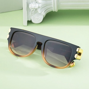 Lunettes de soleil carrées oversize avec monture dégradée et détails en métal doré