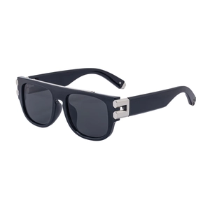 Lunettes de soleil carrées pour femmes avec monture noire et détails métalliques