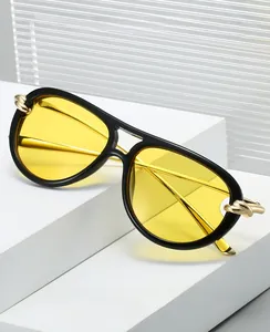 Détail de lunettes pilote avec verres jaunes et décorations de nœuds dorés vintage