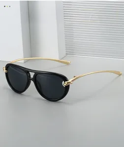 Détail de lunettes de soleil aviateur avec nœud doré et monture épaisse noire rétro