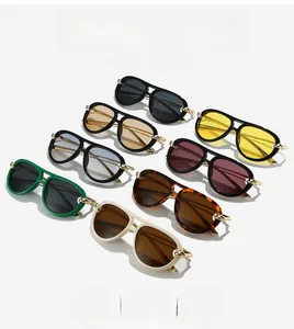 Gros plan sur sept lunettes aviateur vintage avec détails de chaîne dorée sur les branches
