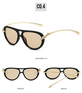 Vues de lunettes aviateur avec monture noire épaisse et détails de branches dorées