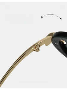 Détail de la charnière durable sur des lunettes aviateur noires aux branches dorées