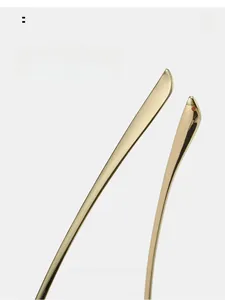 Détail des branches de lunettes en métal doré avec un design incurvé pour un port confortable