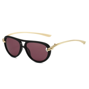 Lunettes aviateur rétro avec monture noire, verres lie-de-vin et branches en chaîne dorée