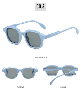 Trois vues de lunettes de soleil carrées bleu clair avec des verres gris foncé