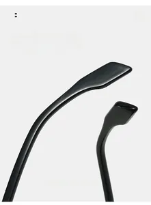 Détail des branches ergonomiques courbées sur des lunettes de soleil noires brillantes
