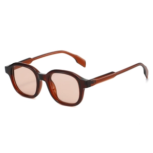 Lunettes de soleil rétro rondes couleur ambre présentées sous un angle de 45 degrés