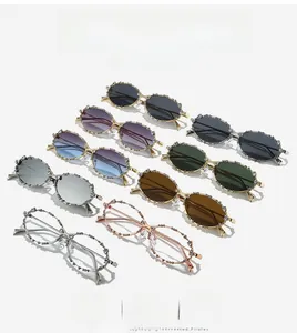 Detalle de monturas de gafas de sol ovaladas con cristales en ocho colores