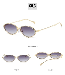 Tres vistas de gafas de sol ovaladas de metal con pedrería y lentes degradadas moradas