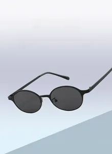 Detailansicht der mattschwarzen ovalen Sonnenbrille mit Nasenpads aus Metall