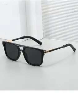 Détail de lunettes pilote avec monture noire, double pont en métal et branche dorée
