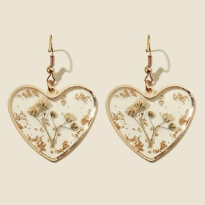 Boucles d'oreilles cœur dorées avec fleurs séchées blanches et feuille d'or