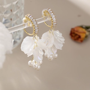 Boucles d'oreilles créoles dorées avec zircons, pétales blancs et petites perles fines