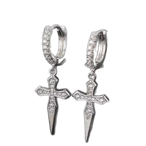 Boucles d'oreilles créoles avec pendentif croix en argent et zircons cubiques