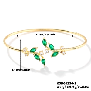 Bracciale rigido dorato a foglia di vite con gemme verdi e zirconi bianchi brillanti