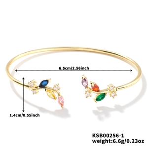 Bracciale rigido aperto dorato con gemme colorate taglio marquise e dettagli in zircone