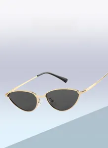 Détail de lunettes de soleil œil de chat avec monture dorée et verres anti-UV sombres