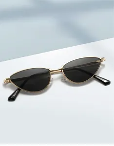 Détail de lunettes de soleil œil-de-chat dorées avec gravure du modèle 9630 CE sur la branche