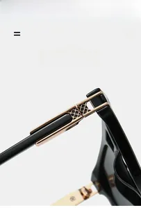 Détail macro de la charnière des lunettes avec des pièces décoratives en métal rose ajouré