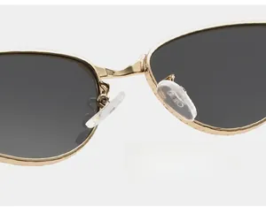 Détail des plaquettes de nez en silicone sur la monture dorée des lunettes de soleil