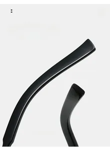 Gros plan détaillé des branches incurvées ergonomiques noires des lunettes de soleil