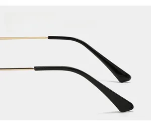 Détail de branches en métal courbé avec embouts ergonomiques antidérapants confortables