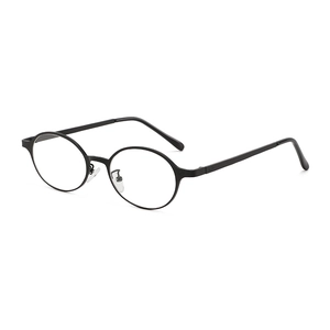 Retro-Sonnenbrille mit ovalem schwarzem Rahmen, Metallscharnieren und schmalen Bügeln