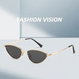 Lunettes de soleil œil de chat à monture métallique dorée et verres gris foncé