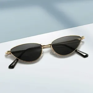 Lunettes de soleil œil-de-chat tendance avec monture métal dorée et verres UV