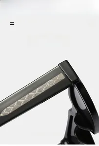 Vue macro de la charnière à ressort et du motif argenté sur lunettes noires