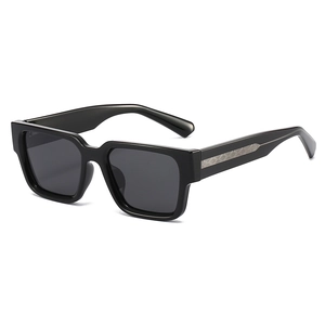 Lunettes de soleil polarisées carrées noires classiques avec charnières métalliques texturées